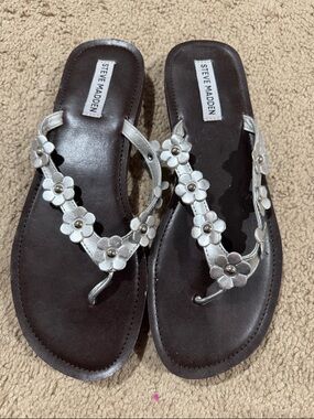 NWOT Steve Madden Silver Floral Thong Sandals - Women's